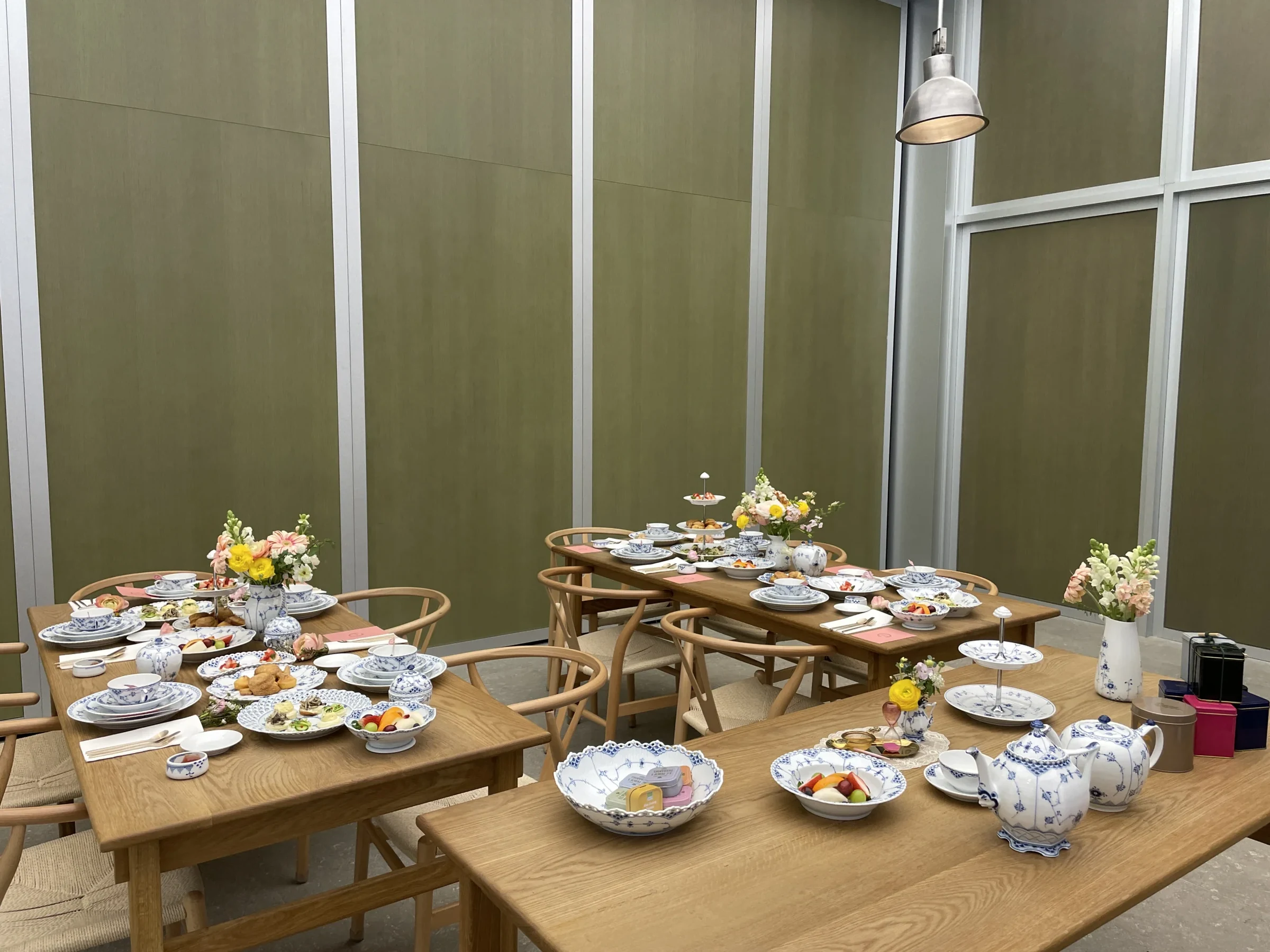 기업티클래스체험 사무 공간에 세팅된 기업 티클래스 우드 테이블 전경