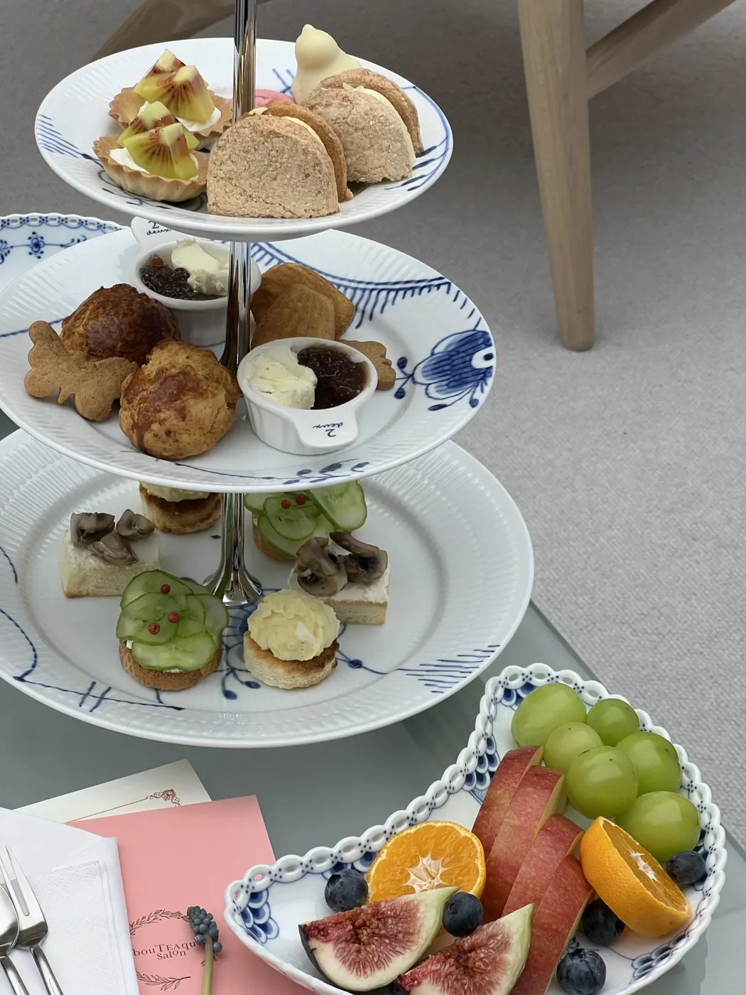 기업티클래스체험 견적 디저트 스탠드와 과일 접시 세팅