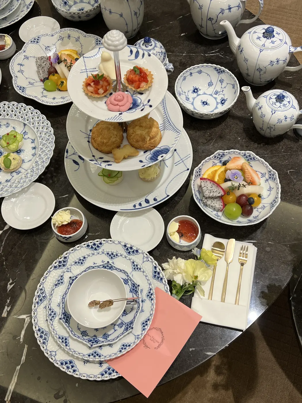 기업티클래스체험 견적 VIP룸에 세팅된 3단 스탠드 티 테이블